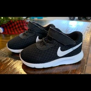 Toddler boys Nike sneakers, size 5